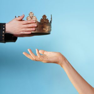 NEGOTIATE YOUR GROWTH LIKE A QUEEN! + 60 MINUTES OF Q&A AND EXECUTIVE MENTORING WITH CRISTINA MUNTEAN